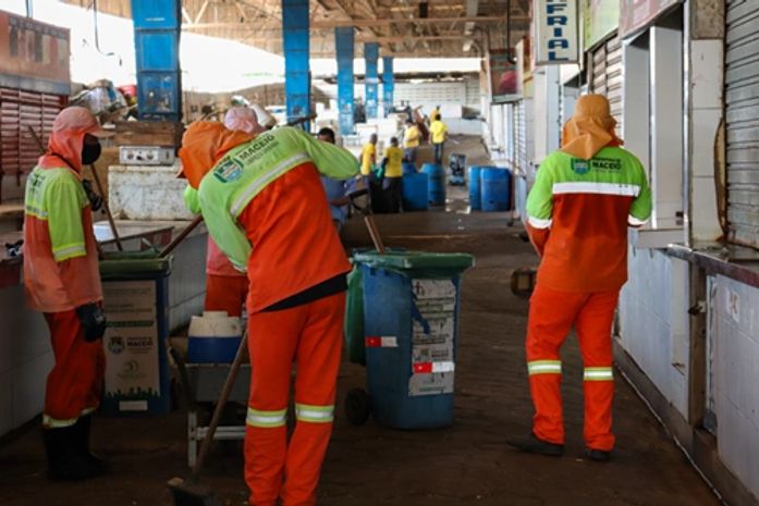 Mais de 4 mil metros quadrados foram lavados e varridos no Mercado