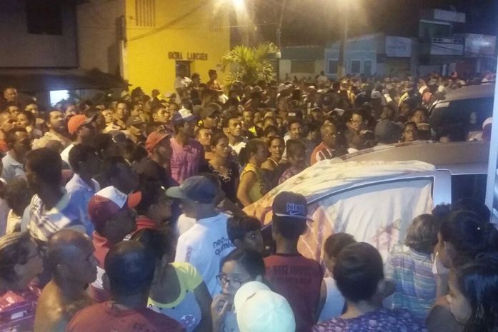 População observando a cena do crime