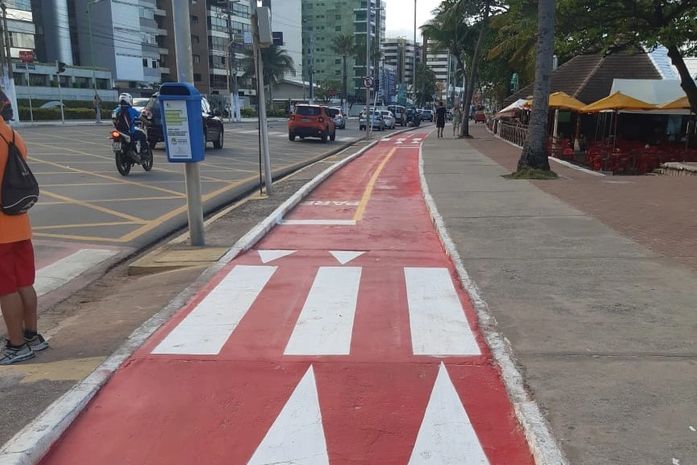 Ciclovia da orla marítima tem faixas de pedestres requalificada.