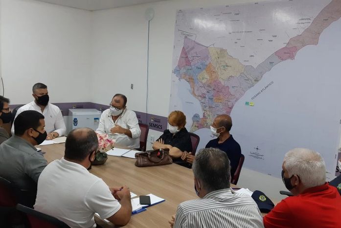 Gestores da Semscs em reunião com representantes dos moradores do Stella Maris