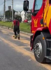 Vazamento de óleo interdita trecho da Avenida Menino Marcelo e deixa trânsito lento em Maceió