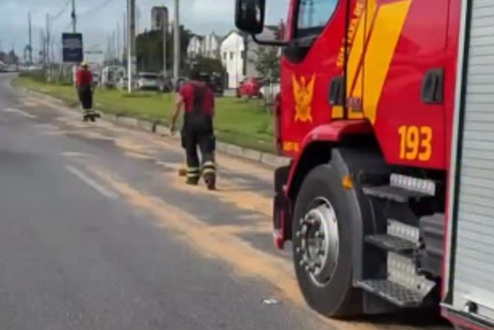Vazamento de óleo interdita trecho da Avenida Menino Marcelo e deixa trânsito lento em Maceió