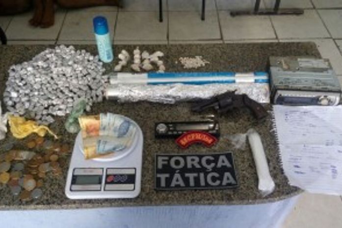 Operação policial apreende arma, drogas e prende duas pessoas em Viçosa