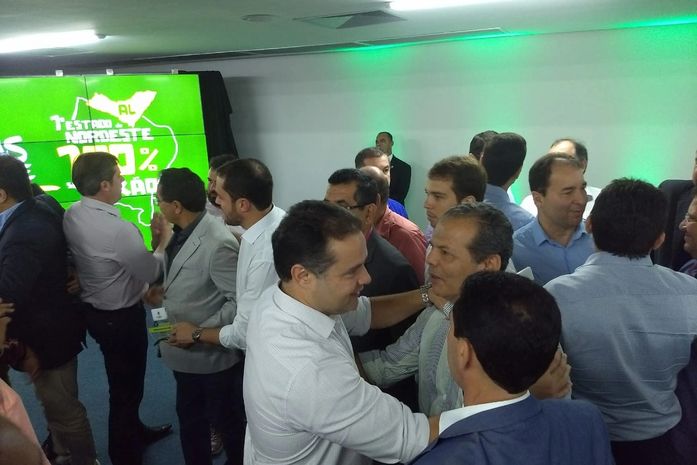 Renan Filho parabenizando o prefeito Chico Vigário durante o evento