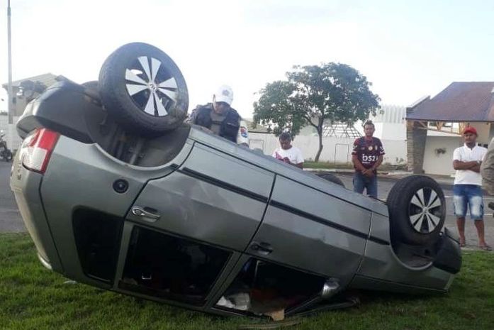 Motorista perde controle do carro e capota em frente a condomínio de luxo em Marechal Deodoro