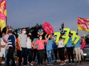 Gilvania Barros e Marcos Sena realizam adesivaço no Bosque das Arapiracas