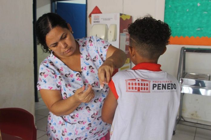 Prefeitura de Penedo atualiza caderneta de vacinação de crianças e adolescentes com Programa Saúde nas Escolas