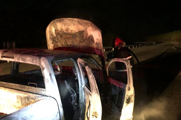 Veículo fica completamente destruído ao pegar fogo na AL-101