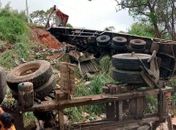 Carreta tombou em trecho da BR-104