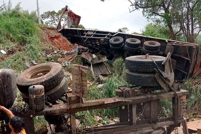 Carreta tombou em trecho da BR-104