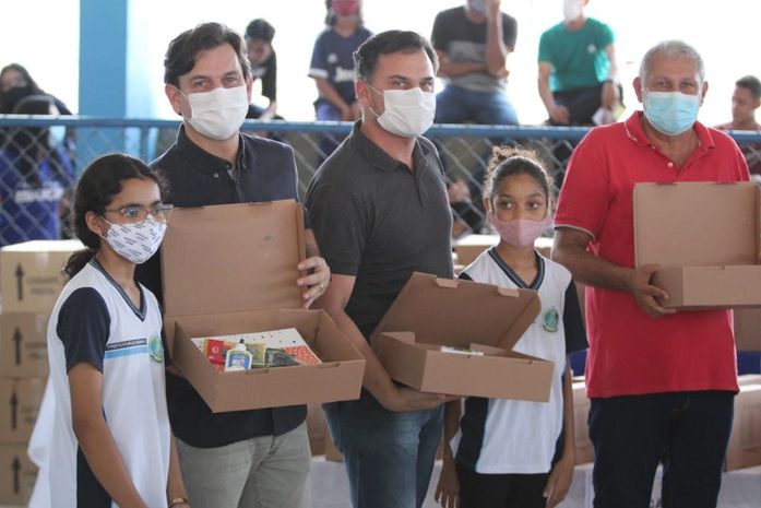 Prefeitura de Coruripe inicia entrega mais 12 mil kits de materiais escolares
