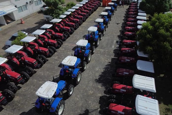 Parceria entre Prefeitura e Codevasf beneficia agricultura familiar de Traipu com três tratores