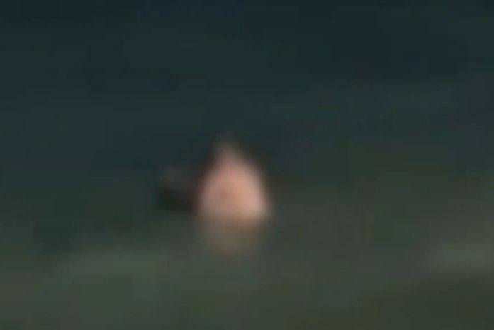 Casal é flagrado praticando ato sexual no mar da praia da Jatiúca