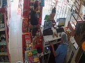 Vídeo mostra furto de celular em loja de conveniência no bairro da Serraria