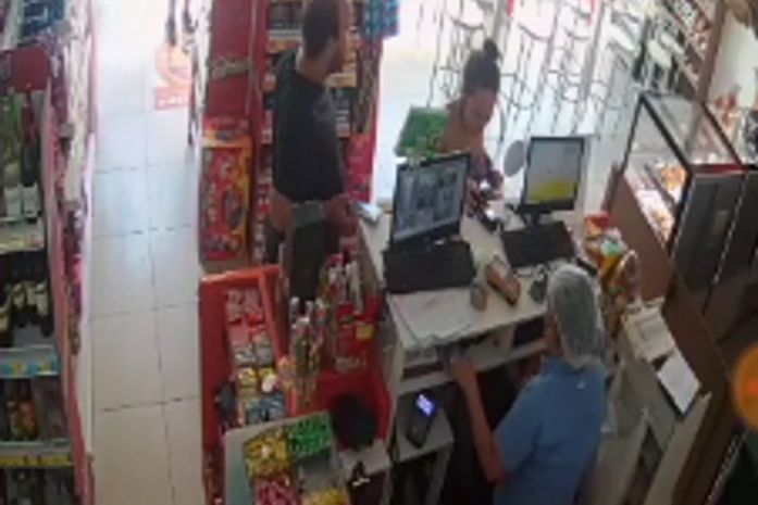 Vídeo mostra furto de celular em loja de conveniência no bairro da Serraria