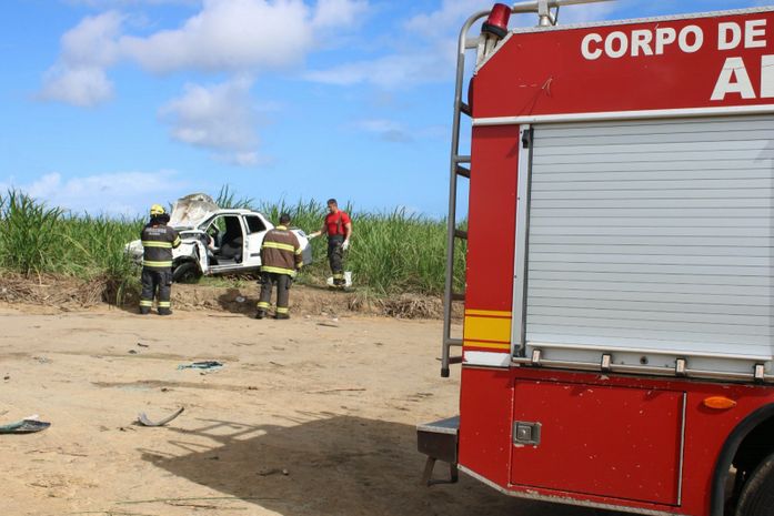 Dois jovens ficam feridos após veículo cair em ribanceira na AL-101 Norte