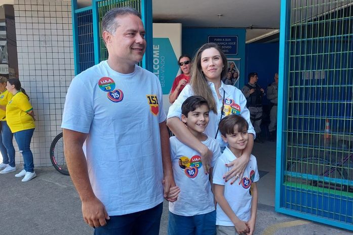 Renan Filho, esposa e filhos durante votação