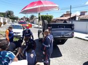 Mulher é resgatada de caminhonete após capotamento com vazamento de combustível, em Maceió