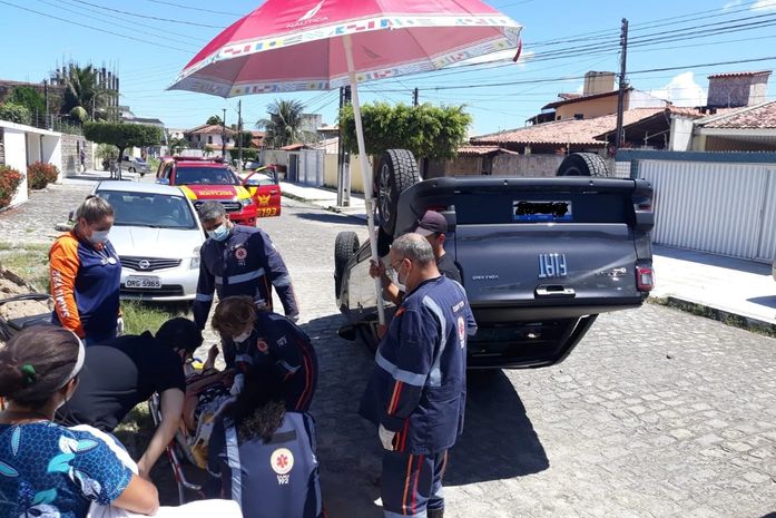 Mulher é resgatada de caminhonete após capotamento com vazamento de combustível, em Maceió