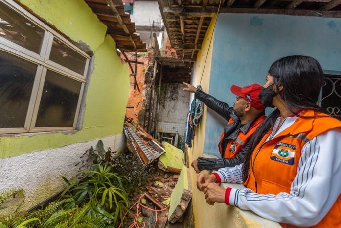 Após morte de criança soterrada, Defesa Civil faz vistoria e mais cinco casas precisaram ser desocupadas