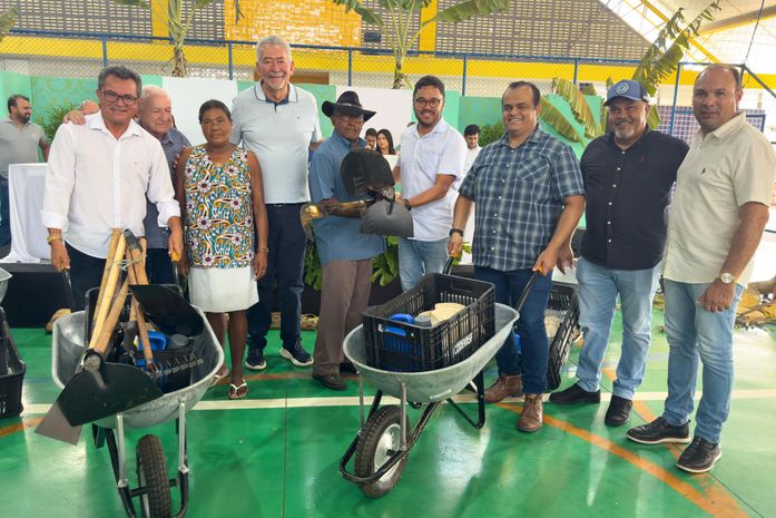 Deputado Paulão entrega 200 kits da agricultura familiar em Maribondo