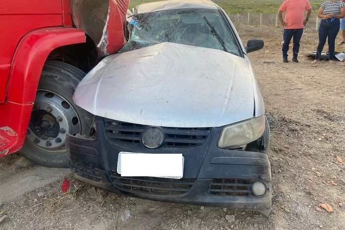 Colisão entre caminhão e carro de passeio deixa uma pessoa morta e duas feridas na AL-220