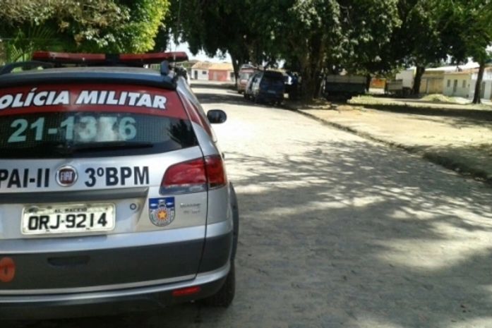 Bandidos invadem residência e fazem família refém em Arapiraca