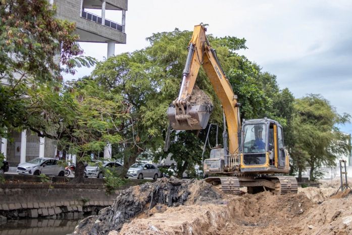 Obras de desassoreamento do Riacho Salgadinho alteram trânsito na parte baixa
