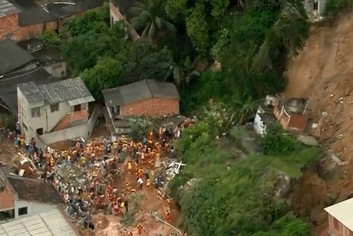 Cinco pessoas morrem em deslizamento em Niterói, RJ
