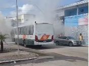 Ônibus da Veleiro pega fogo e revolta população de Rio Largo
