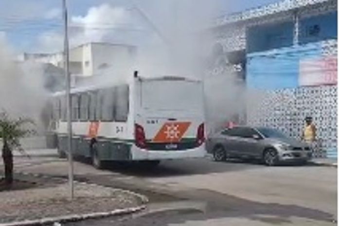 Ônibus da Veleiro pega fogo e revolta população de Rio Largo