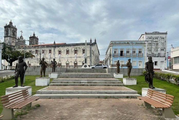 Personalidades históricas de Penedo ganham monumentos em praça pública
