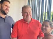Prefeito Djalma ao lado do Secretário Gutto Beltrão entregam mobiliários, fardamentos e equipamentos para Creche Municipal Vicentina de Castro Silva