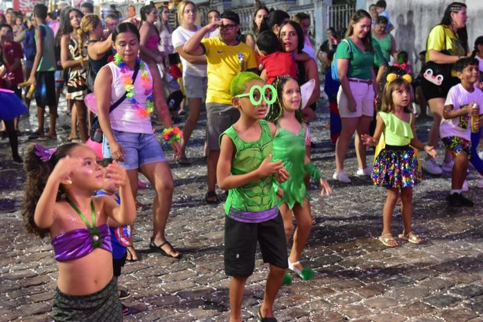 Carnaval em Penedo tem atrações infantis na praça, no palco e na avenida