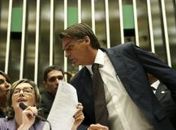 Jair Bolsonaro foi condenado a pagar R$ 10 mil de indenização por danos morais a Maria do Rosário.