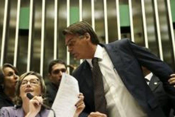 Jair Bolsonaro foi condenado a pagar R$ 10 mil de indenização por danos morais a Maria do Rosário.