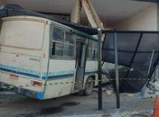 Ônibus com cortadores de cana colide com galeria e deixa um morto e dois feridos em Maragogi