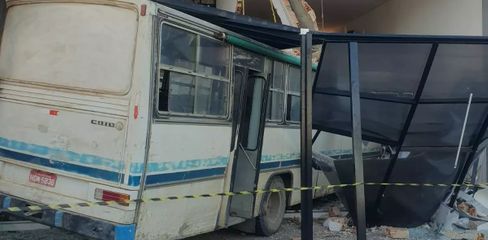 Ônibus com cortadores de cana colide com galeria e deixa um morto e dois feridos em Maragogi