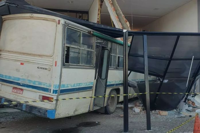 Ônibus com cortadores de cana colide com galeria e deixa um morto e dois feridos em Maragogi