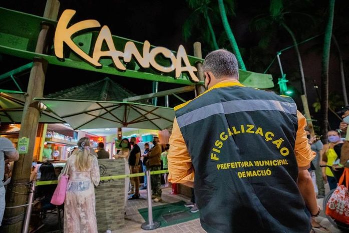 No primeiro dia de liberação, bares e restaurantes são fiscalizados com o retorno dos músicos