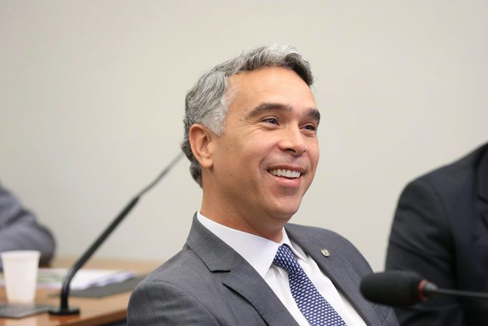 Comissão aprova projeto do deputado Rafael Brito que garante meia-entrada para todos os profissionais da educação
