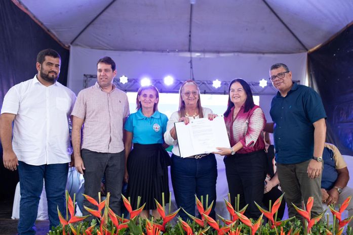 Leopoldina Amorim assina ordens de serviço para o início de importantes obras em Maribondo