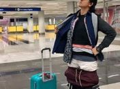 Mulher evita multa por excesso de bagagem ao vestir 2,5 quilos de roupa