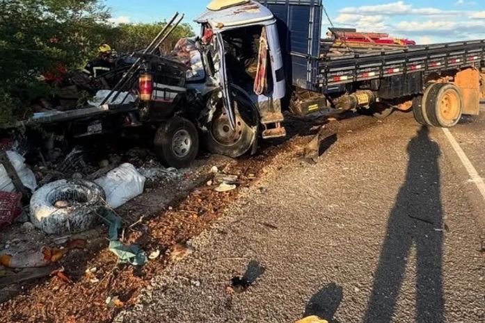 Três feirantes morrem em colisão entre caminhão e caminhonete no Sertão de Alagoas