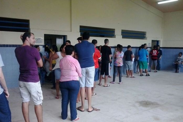 Eleitores fazem fila em escola Princesa Isabel