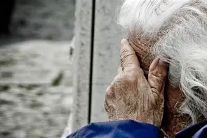 A senhora de 84 anos, talvez, sinta que o silêncio da alma grita alto demais.
Ela tentou se matar