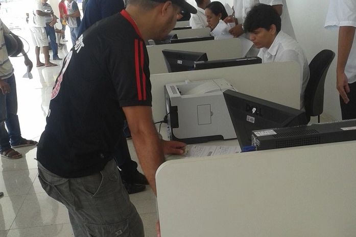 Usuários são atendidos por funcionários na nova sede do Detran-AL