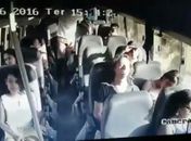 Homem faz arrastão dentro de transporte complementar; Veja o vídeo