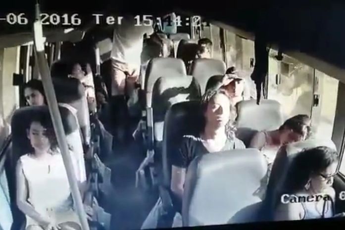 Homem faz arrastão dentro de transporte complementar; Veja o vídeo