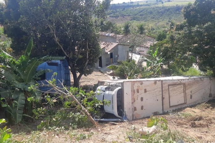 Carreta que transportava carga de margarina tomba e cai em ribanceira na BR-101